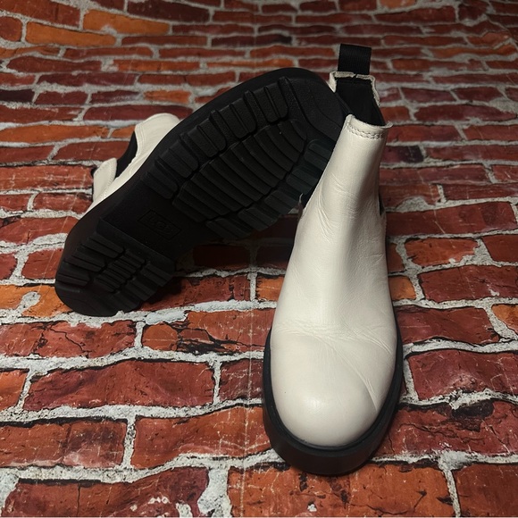 UGG Jasmine Markstrum White Boots - Picture 4 of 6